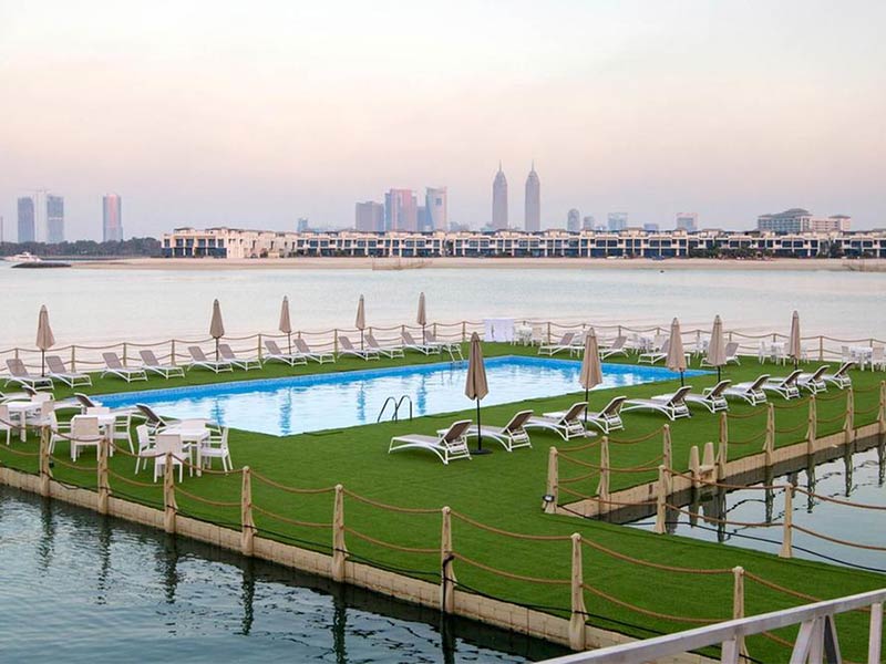 نخيل تكشف عن أول حوض سباحة عائم بالإمارات